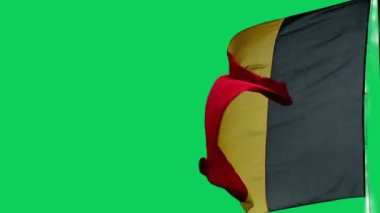 Belçika bayrağı sürekli rüzgarda dalgalanıyor..