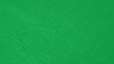 Su damlaları ve su sıçraması canlandırılmış su, düşen yağmur yeşil ekran alfa döngüsü 4k