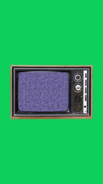 Yeşil Ekran krom anahtar arkaplanlı Retro Stil TV Seti, 60 'lı yılların tahıllı ve gürültülü analog televizyonu.