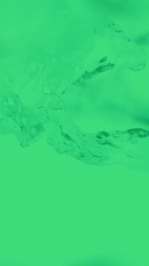 Yeşil ekrandaki su sıçramasının yüksek kaliteli videosu.