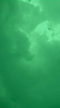 Yeşil ekranda beyaz bulutların yüksek kaliteli videosu.