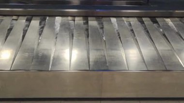 Havaalanı terminalinde bagaj kemeri takılı bagaj kamyoneti.