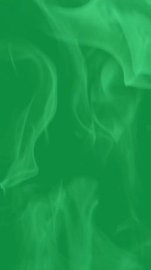 Yeşil Ekran Arkaplanı ile İnce Beyaz Duman Esiyor. Duman yeşil parke ile düşey buhar üfleme, beyaz duman yeşil ekran hareket grafikleri, duman yeşil ekran pişirme buhar