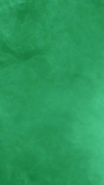 Yeşil Ekran Arkaplanı ile İnce Beyaz Duman Esiyor. Duman yeşil parke ile düşey buhar üfleme, beyaz duman yeşil ekran hareket grafikleri, duman yeşil ekran pişirme buhar