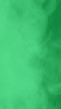 Yeşil Ekran Arkaplanı ile İnce Beyaz Duman Esiyor. Duman yeşil parke ile düşey buhar üfleme, beyaz duman yeşil ekran hareket grafikleri, duman yeşil ekran pişirme buhar