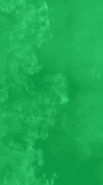 Yeşil ekranda yumuşak, dumanlı bir buharın yüksek kaliteli videosu.