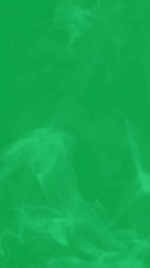 Yeşil ekranda yumuşak, dumanlı bir buharın yüksek kaliteli videosu.