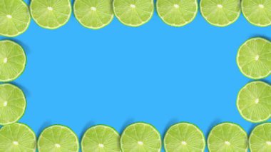 Mavi arka planda dilimlenmiş limon meyvesi 