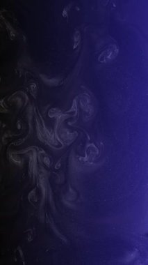 Parlak sıvı soyut arka plan. Mürekkep suyu. Deniz dalgası. Mavi renk parıldayan tahıl tozu sisi doku sıvı boya sıçrama hareketi.