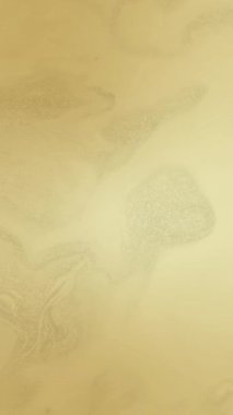 Altın akrilik sıvı soyut arkaplan ve ışıl ışıl altın karışımı dokular. Sıvı boya parlayan tanelerle hareket eder. 4k