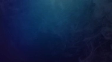 Derin Mavi Arkaplanda Süzülen Soyut Duman
