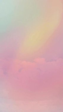 Pastel Renksiz Görüntü ile Uçan Bulutlar