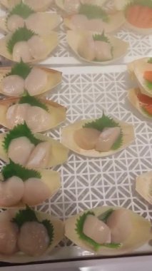 Türlü Taze Suşi ve Sashimi 'nin Döngü Videosu