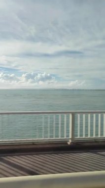 Mavi Okyanus ve Hareketli Bulutlar Okinawa kıyısında