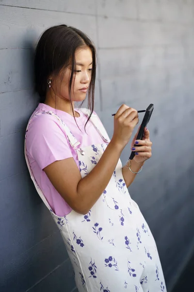 Joven Mujer Asiática Ropa Elegante Apoyada Pared Utilizando Teléfono Celular —  Fotos de Stock