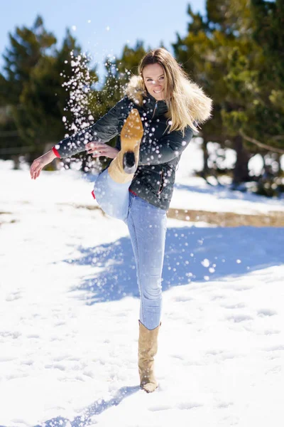 Mladá Šťastná Žena Kopající Sníh Zasněženém Lese Horách Sierra Nevada — Stock fotografie
