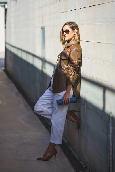 Helkroppskvinna Stilren Outfit Och Solglasögon Med Termos Lutande Solljus Byggnadsmur — Stockfoto