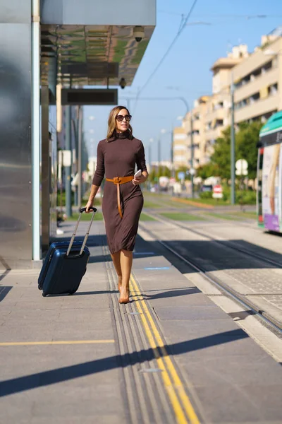 Ganzkörpergestylte Unternehmerin Mit Koffer Und Handy Läuft Tagsüber Auf Bahnsteig — Stockfoto