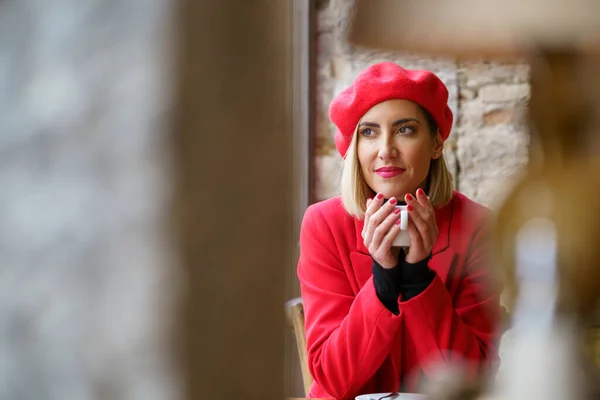 Через Размытую Колонну Лампу Очаровательной Женщины Красной Одежде Смотрящей Сторону — стоковое фото