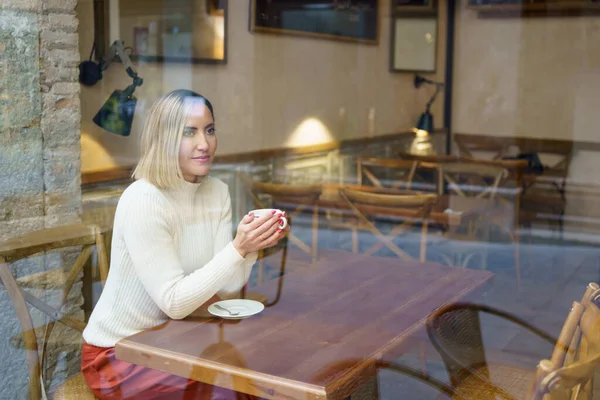 Genom Glas Drömmande Kvinna Med Kopp Varmt Kaffe Händerna Sitter — Stockfoto