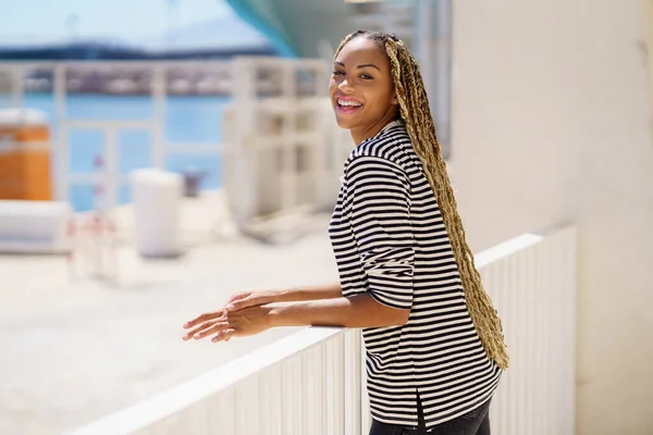 港の景色を楽しむ美しい若い黒人女性 — ストック写真