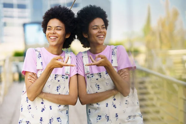 Joyful Afro Americano Feminino Gestos Olhando Para Lado Com Sorriso — Fotografia de Stock