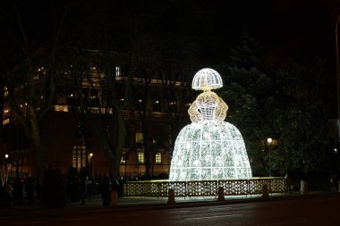 Madrid, İspanya. 28 Aralık 2021. Madrid 'in merkezinde Velazquezs Menina şeklinde Noel ışıkları..