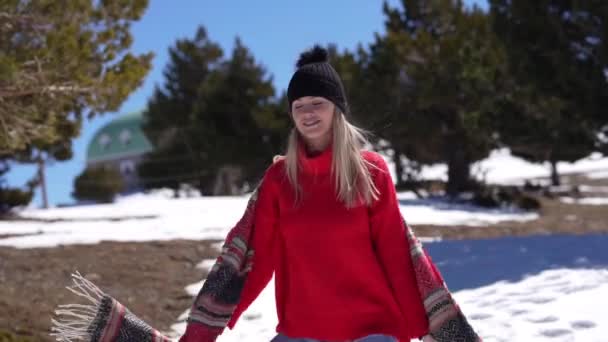 Genç Sarışın Kadın Karlı Dağların Tadını Çıkarıyor Atkısıyla Oynarken Kollarını — Stok video