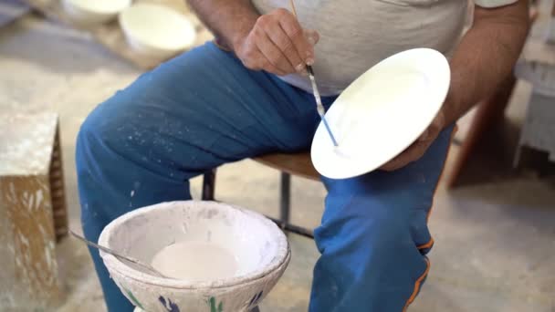 窯の中で焼成する前に 職人は グラナダの有名で典型的な陶器の伝統的な工場Fajalauzaで セラミックプレートを塗装します 職人技の概念 — ストック動画