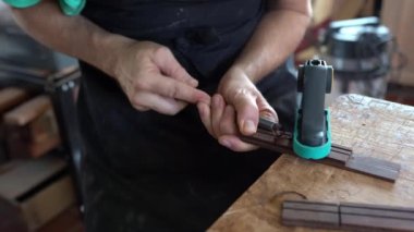 İspanyol gitarcı, ya da Luthier, flamenko gitar üzerinde çalışıyor. İspanya, Endülüs ve Granada 'da zanaat ve flamenko kavramı.