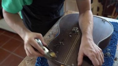 İspanyol gitarcı, ya da Luthier, flamenko gitar üzerinde çalışıyor. İspanya, Endülüs ve Granada 'da zanaat ve flamenko kavramı.