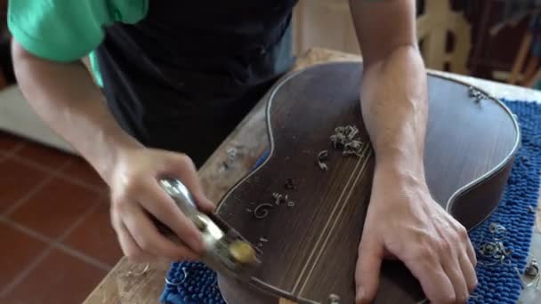 Guitarrista Espanhol Mais Luthier Trabalhando Uma Guitarra Flamenco Conceito Artesanato — Vídeo de Stock
