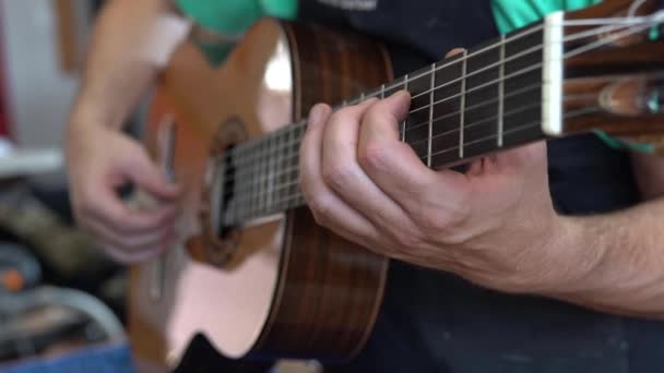 Španělský Kytarista Nebo Luthier Hraje Flamenco Kytaru Aby Otestoval Její — Stock video