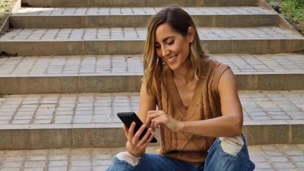 Mulher Meia Idade Usando Seu Smartphone Com Uma Caneta Caneta — Vídeo de Stock