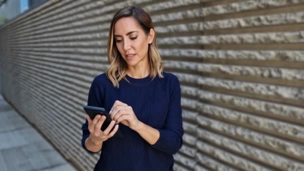 Mulher Positiva Usando Seu Smartphone Com Uma Caneta Caneta Livre — Vídeo de Stock