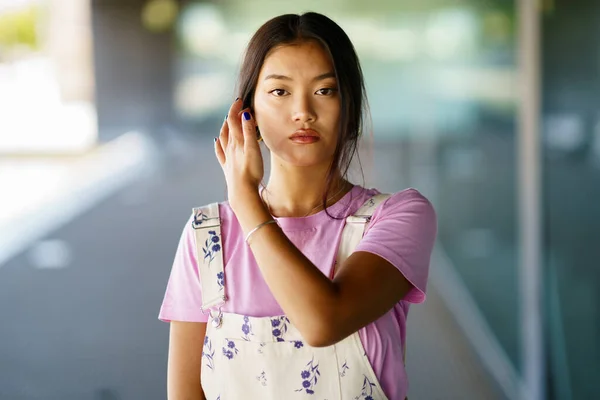 Giovane Donna Asiatica Shirt Rosa Tuta Elegante Guardando Fotocamera Toccando — Foto Stock