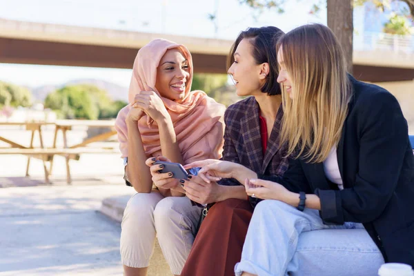 Contenuti Giovani Multirazziali Migliori Amiche Abiti Casual Hijab Sorridenti Mentre — Foto Stock