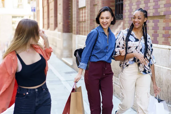 Alegre Joven Multirracial Mujeres Millennials Sonriendo Felizmente Mientras Camina Ciudad —  Fotos de Stock