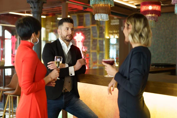 Bir Grup Zarif Arkadaş Barda Buluşmanın Keyfini Çıkarırken Ellerinde Şampanya — Stok fotoğraf