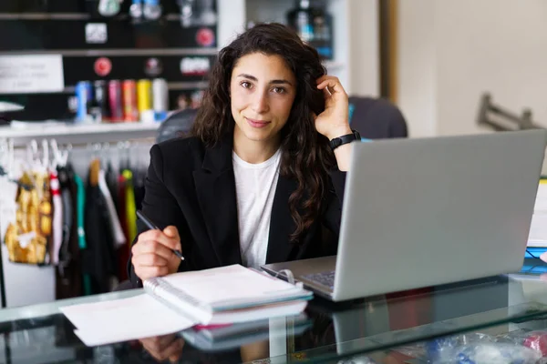 Positiv Brunett Tittar Kameran Och Justera Långt Vågigt Hår Medan — Stockfoto