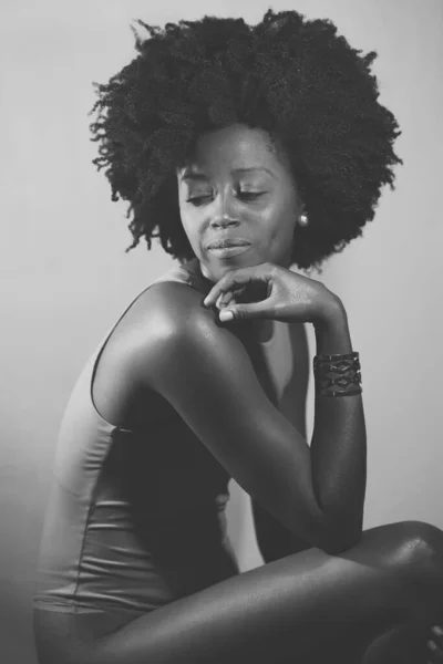 Side View Black Woman Bodysuit Afro Hairstyle Touching Chin Looking — Stock Photo, Image
