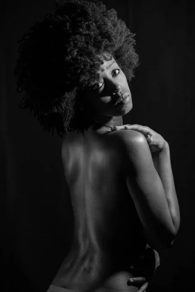 性感的非洲裔美国女性 卷发披头士 站在黑色背景下 黑白照片 — 图库照片