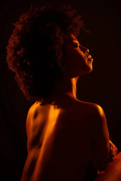 Nagi Afroamerykanka Model Afro Fryzura Zamykanie Oczy Korzystających Jasne Neon — Zdjęcie stockowe