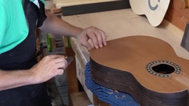 İspanyol gitarcı, ya da Luthier, flamenko gitar üzerinde çalışıyor. İspanya, Endülüs ve Granada 'da zanaat ve flamenko kavramı.