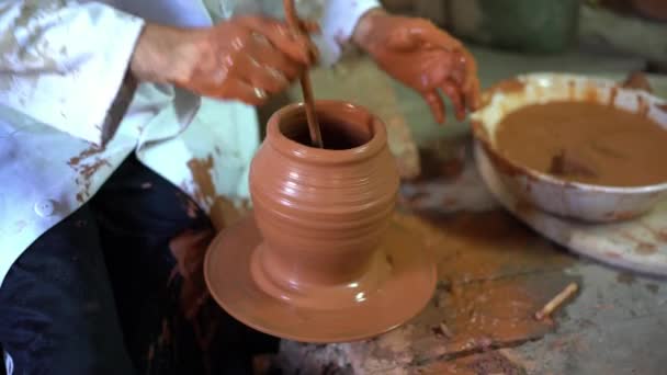 在法亚劳扎 一个著名的典型格拉纳达陶器的传统工厂 一位工匠用一个阿拉伯陶工的轮铸成了一块陶器 工艺概念 — 图库视频影像