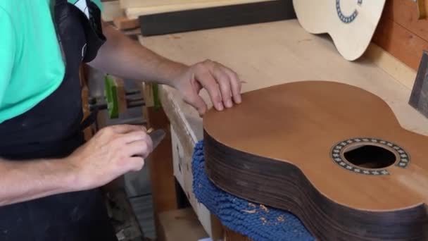 Guitarrista Español Luthier Trabajando Una Guitarra Flamenca Concepto Artesanía Flamenco — Vídeo de stock