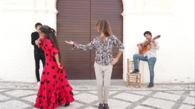 İspanya, Endülüs, Granada. Flamenko şarkı ve dans topluluğu, Albaicin sokaklarında gösteri. Turistler için kültürel cazibe kavramı.