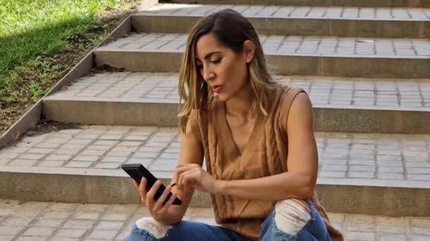 Mujer Positiva Usando Teléfono Inteligente Con Lápiz Lápiz Aire Libre — Vídeo de stock