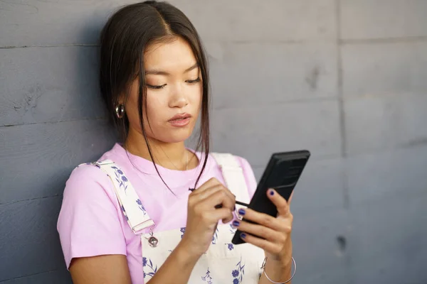 Mujer Joven Asiática Seria Usando Teléfono Inteligente Con Lápiz Lápiz —  Fotos de Stock