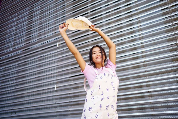 Низкий Угол Оптимистической Молодой Азиатки Стильной Одежде Поднимающей Руки Шапочкой — стоковое фото